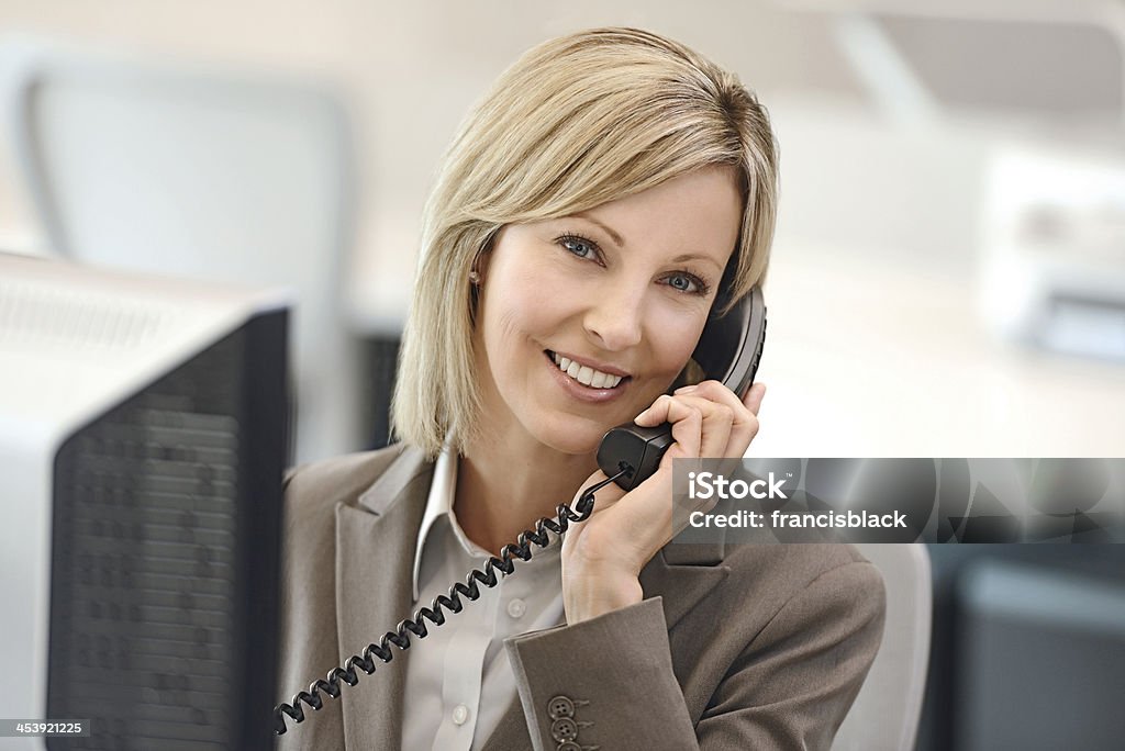 Weibliche business-Frau am Telefon - Lizenzfrei Am Telefon Stock-Foto