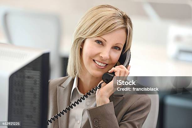 Weibliche Businessfrau Am Telefon Stockfoto und mehr Bilder von Am Telefon - Am Telefon, Arbeiten, Leitende Position
