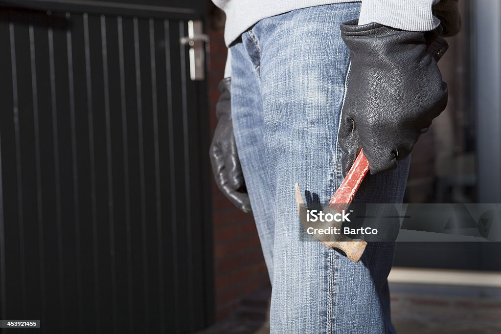 Ladrón de casas con cuchilla intentar introducir Asamblea, robar objetos de valor - Foto de stock de 2000-2009 libre de derechos