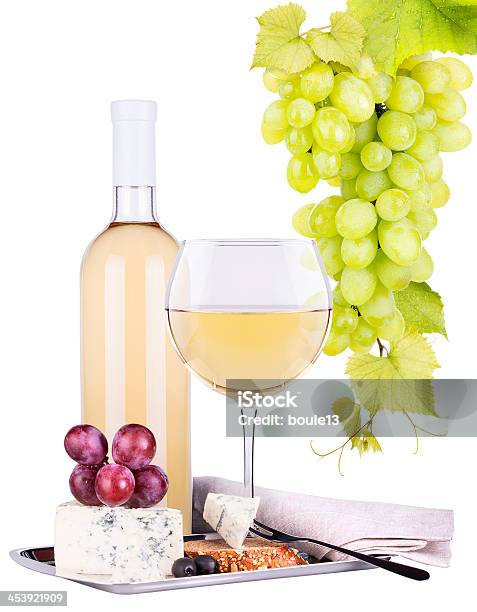 Photo libre de droit de Assortiment De Fromages Et De Vin Blanc Et Raisins banque d'images et plus d'images libres de droit de Agriculture - Agriculture, Alcoolisme, Aliment