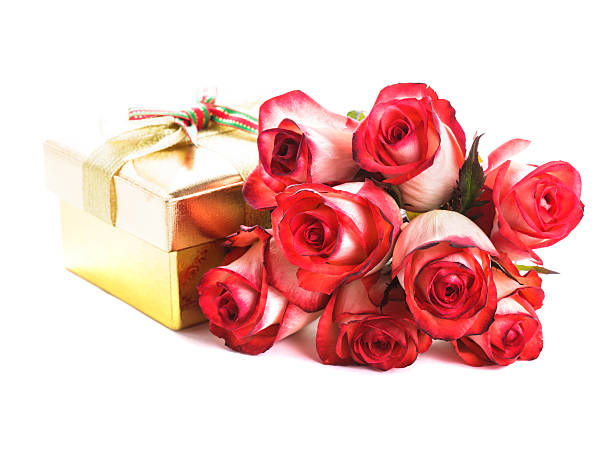 istock Gift box and bouquet of roses 453925459
