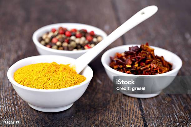 Foto de Curry Mistura De Especiarias Pimentas E Páprica e mais fotos de stock de Amarelo - Amarelo, Açafrão-da-índia, Comida