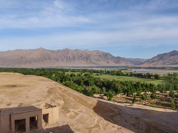 cabaña de barro afganos gama con vista a las montañas - helmand fotografías e imágenes de stock