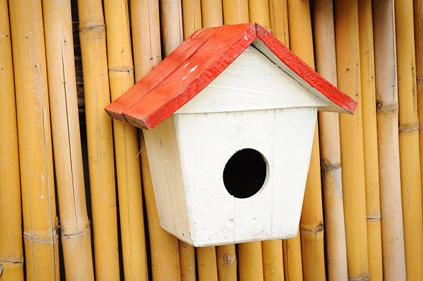 ビンテージ小さなの巣箱 - birdhouse wood pole hole ストックフォトと画像