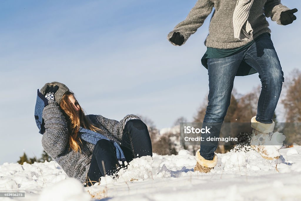 Meninas estão se divertindo com a neve - Foto de stock de 14-15 Anos royalty-free