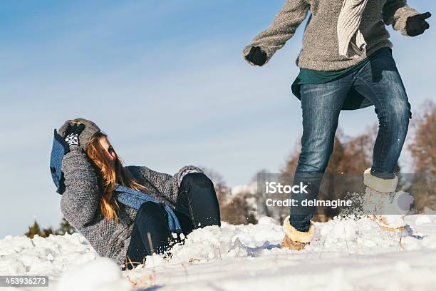 Foto de Meninas Estão Se Divertindo Com A Neve e mais fotos de stock de 14-15 Anos - 14-15 Anos, 16-17 Anos, Abraçar