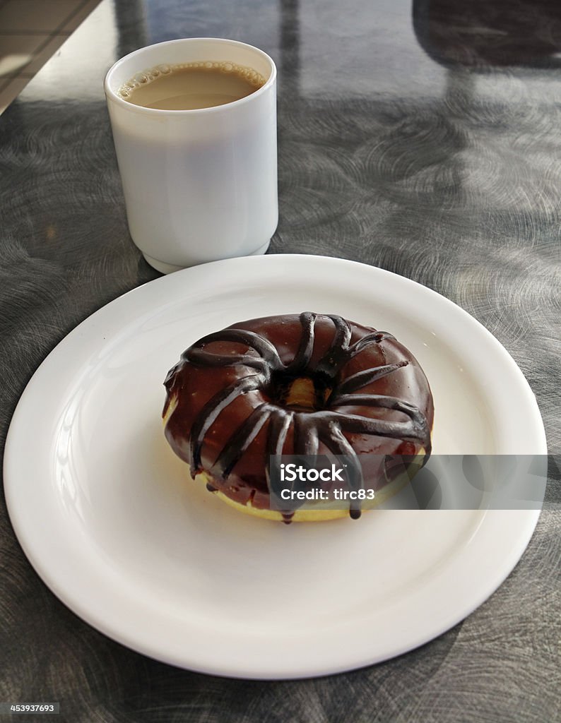 Donut empanado de Chocolate e xícara de café - Foto de stock de Açúcar royalty-free