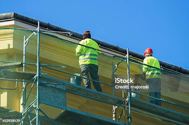 Foto de Trabalhadores De Construção e mais fotos de stock de Telhador - Telhador, Adulto, Adulto de idade mediana