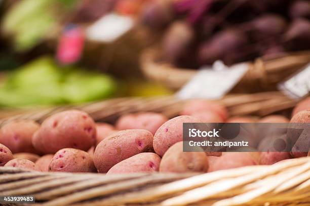 Batatas No Mercado De Produtos Agrícolas - Fotografias de stock e mais imagens de Ao Ar Livre - Ao Ar Livre, Banca de Mercado, Batata Crua