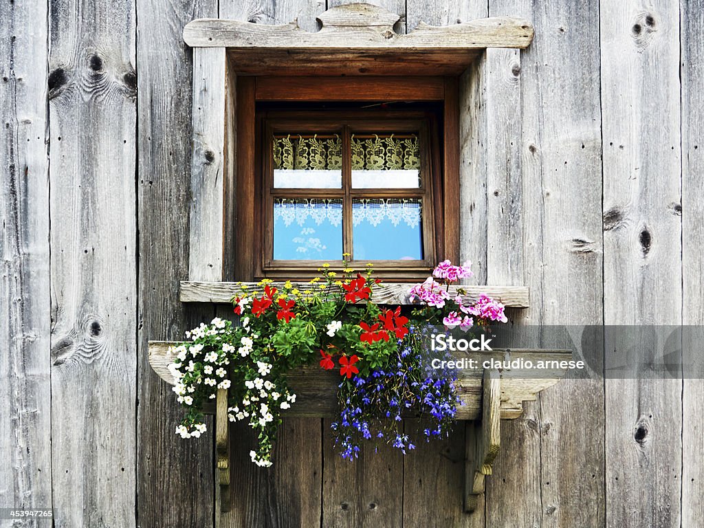 Windows con fiore. Immagine a colori - Foto stock royalty-free di Antico - Vecchio stile