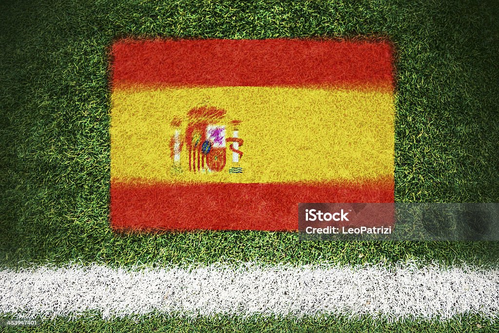Bandiera della Spagna, stampata su un campo da calcio - Foto stock royalty-free di Calcio - Sport
