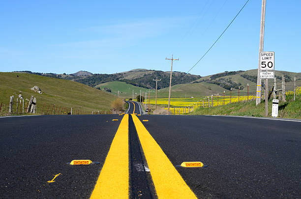 lignes de la route - road marking road reflector road dividing line photos et images de collection