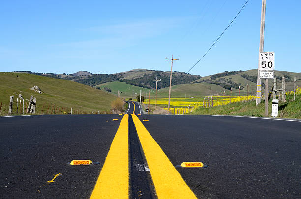 linee in strada - road marking road reflector road dividing line foto e immagini stock