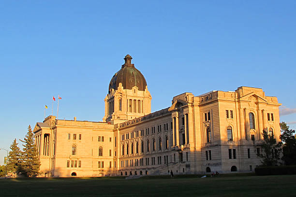 edifício legislativo saskatchewan - built structure building exterior parliament building regina imagens e fotografias de stock