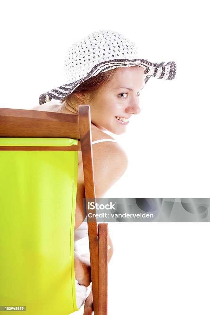 Jeune fille dans une chaise longue - Photo de 18-19 ans libre de droits