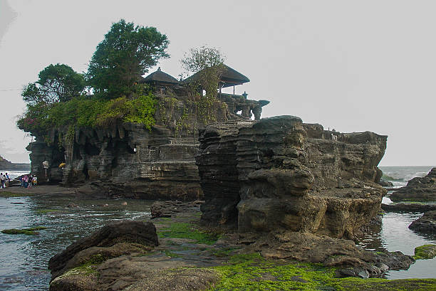 tanah lot - tanah lot close up bali indonesia - fotografias e filmes do acervo