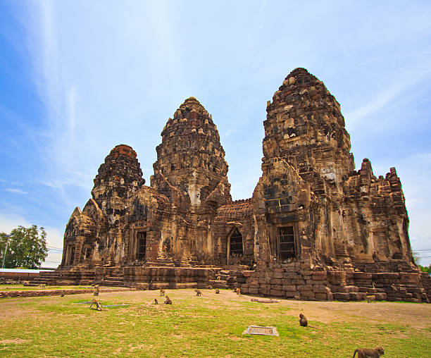 edificio antiguo wat phra si rattana mahathat de lopburi tailandia - ba kan fotografías e imágenes de stock