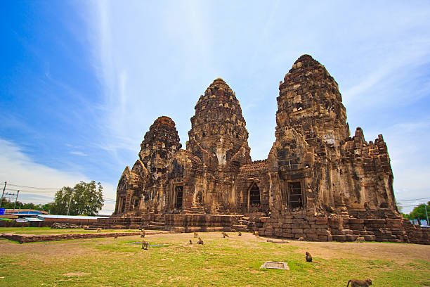 edificio antiguo wat phra si rattana mahathat de lopburi tailandia - ba kan fotografías e imágenes de stock