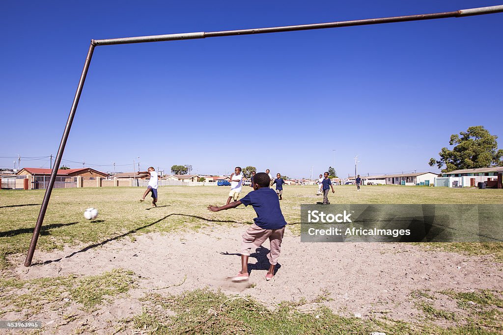 Jeune africaine enfants jouant au Football - Photo de Afrique libre de droits