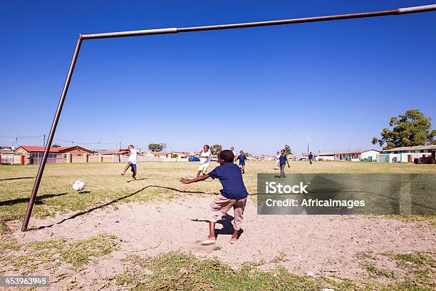 Photo libre de droit de Jeune Africaine Enfants Jouant Au Football banque d'images et plus d'images libres de droit de Afrique - Afrique, Afro-américain, Aspiration