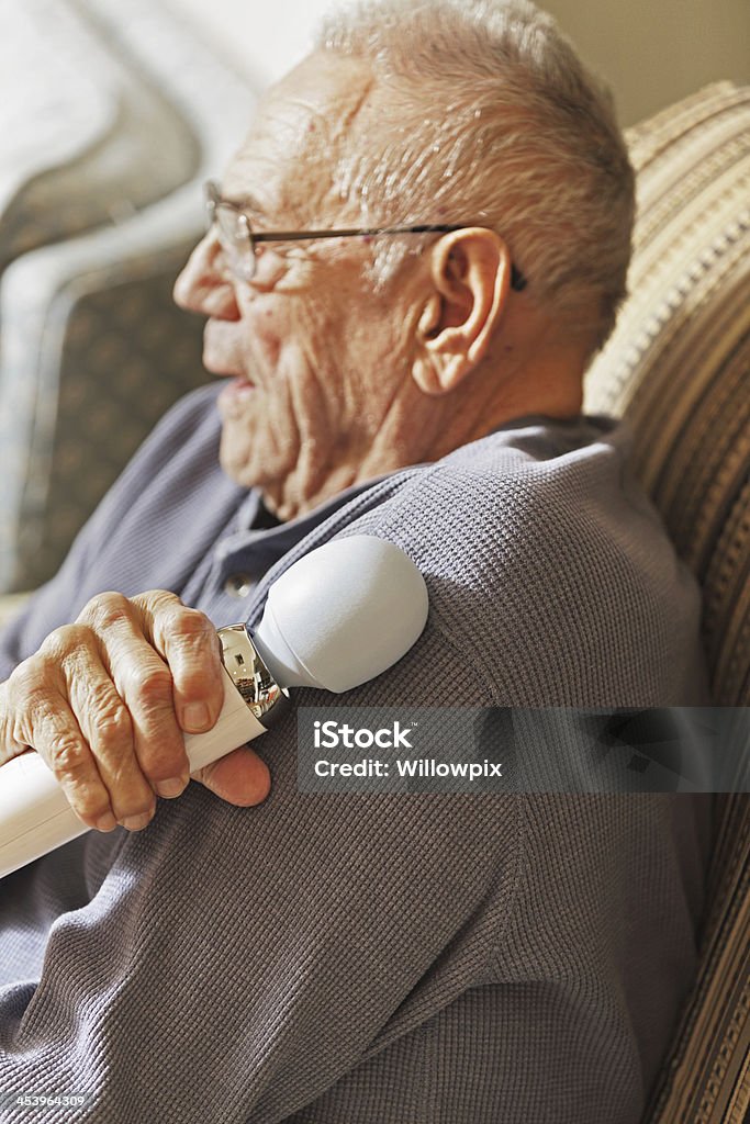 90 anos homem Massageando dor de ombro - Foto de stock de Homens royalty-free