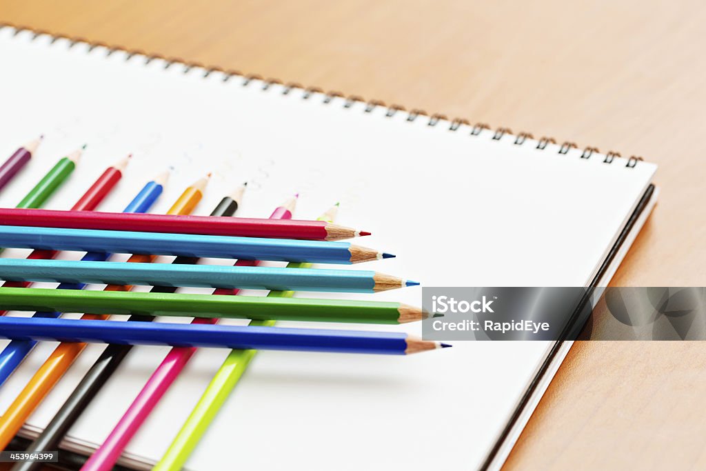 Überkreuz-Stapel Bleistift Buntstifte auf spiral-bound Skizzenbuch - Lizenzfrei Bildschärfe Stock-Foto