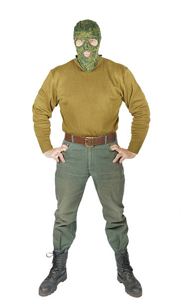 человек носит зеленая форма караула - pants green camouflage men стоковые фото и изображения