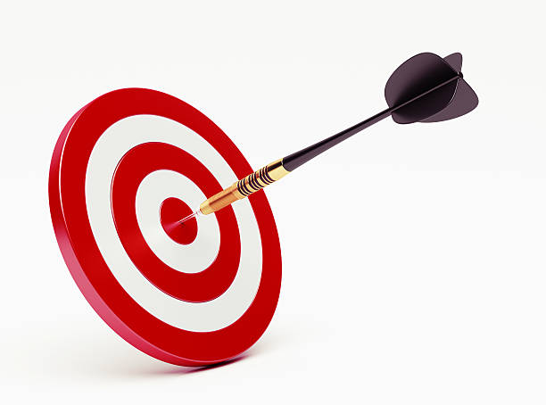 dart na czerwony cel - target sport target target shooting bulls eye zdjęcia i obrazy z banku zdjęć