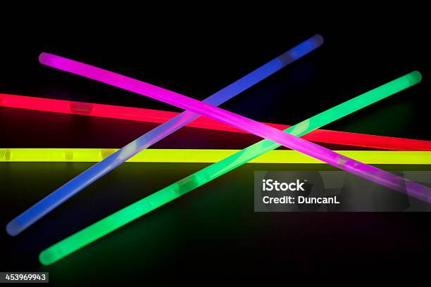 Glow Stick - Fotografie stock e altre immagini di Tubo fluorescente - Tubo fluorescente, Ambientazione interna, Attrezzatura per illuminazione