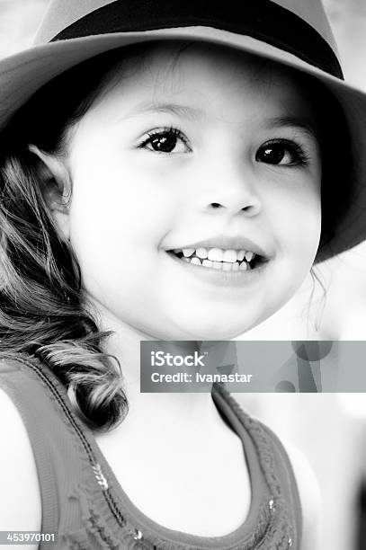 귀여운 Four Year Old 여자아이 모자 흑백 2-3 살에 대한 스톡 사진 및 기타 이미지 - 2-3 살, 4-5세, 갈색 눈