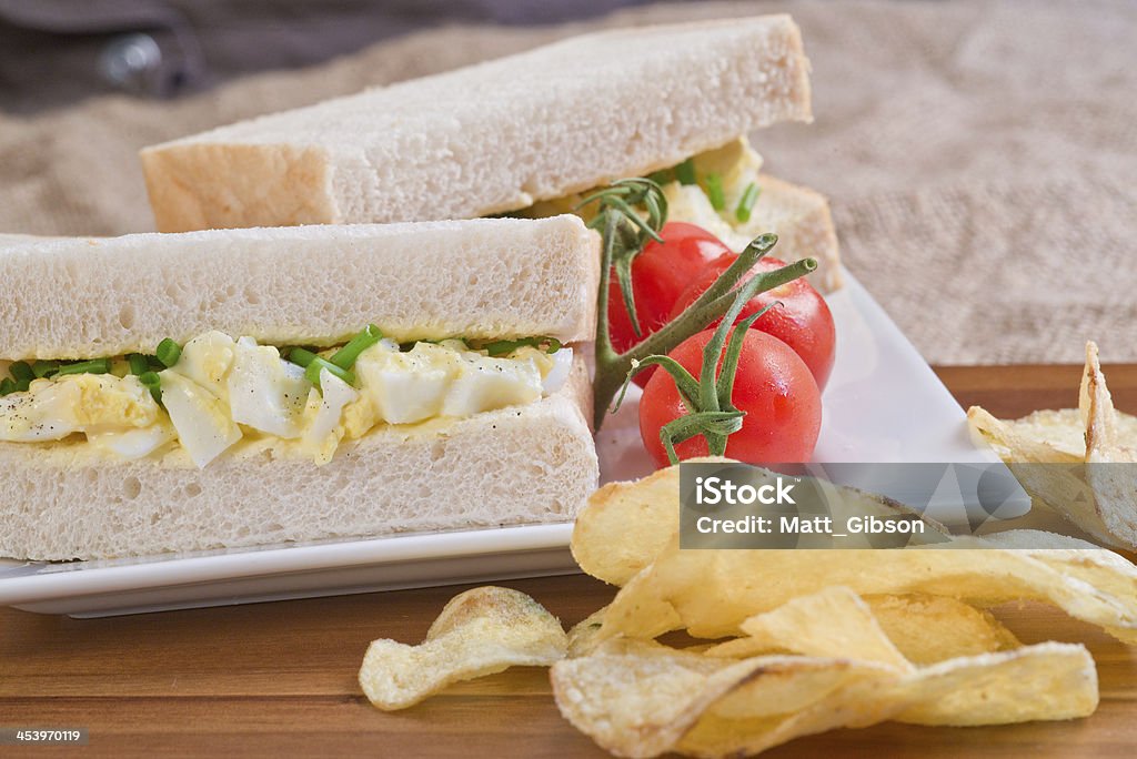 Fresco sándwich de huevo en blanco en un entorno rústico cocina - Foto de stock de Aderezo libre de derechos