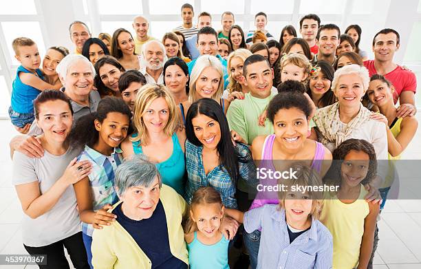 Vista Aérea De Un Grupo De Gente Sonriente Foto de stock y más banco de imágenes de Variación - Variación, Grupo multiétnico, Multitud