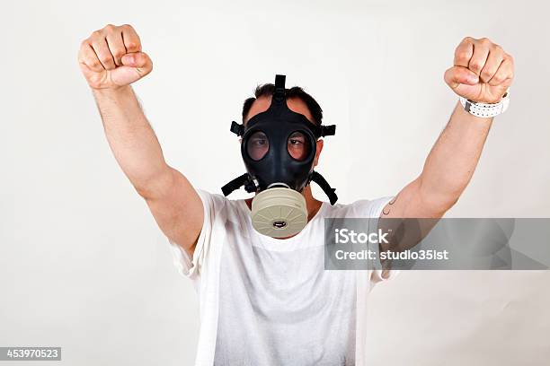 Hombre Con Máscara De Gas Foto de stock y más banco de imágenes de Adulto - Adulto, Agresión, Amenazas