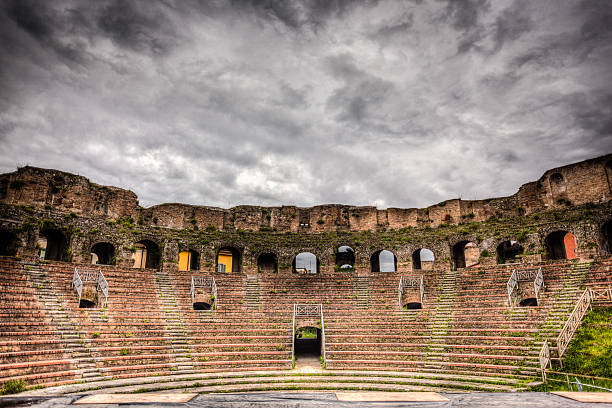 amphiteater de beneventoitalyprovince.kgm - ancient past classic monument imagens e fotografias de stock