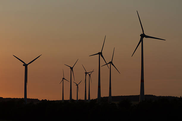 風のエンジンを田園風景、夕日 - climate wind engine wind turbine ストックフォトと画像