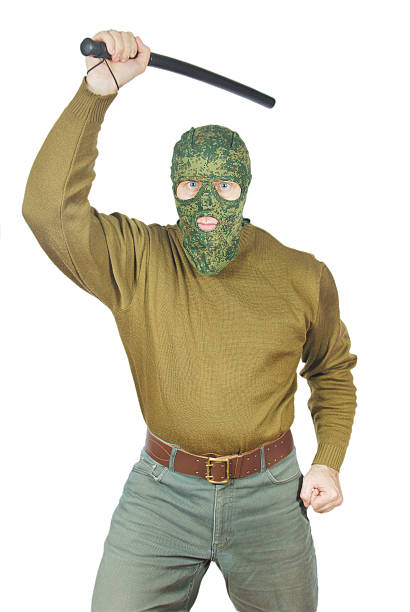 forte homem agressivo ameaça com um bastão de borracha - pants green camouflage men - fotografias e filmes do acervo