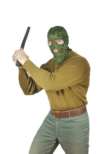 homem forte ameaça com um bastão de borracha - pants green camouflage men - fotografias e filmes do acervo
