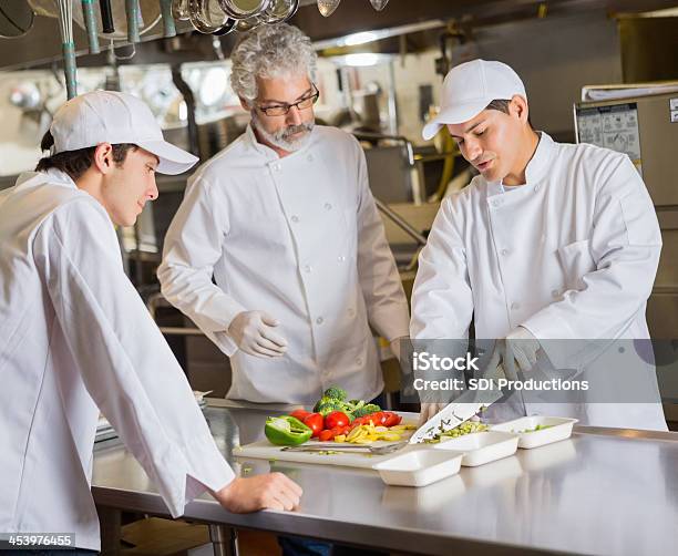 Kochschule Intructor Unterricht Studenten In Gewerbliche Küche Stockfoto und mehr Bilder von Kurs