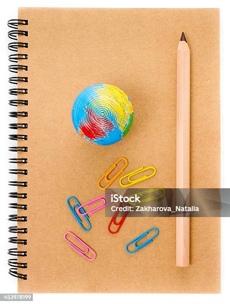 Escuela Suministra Con Globo Pinza Y Portátil En Blanco Foto de stock y más banco de imágenes de A cuadros