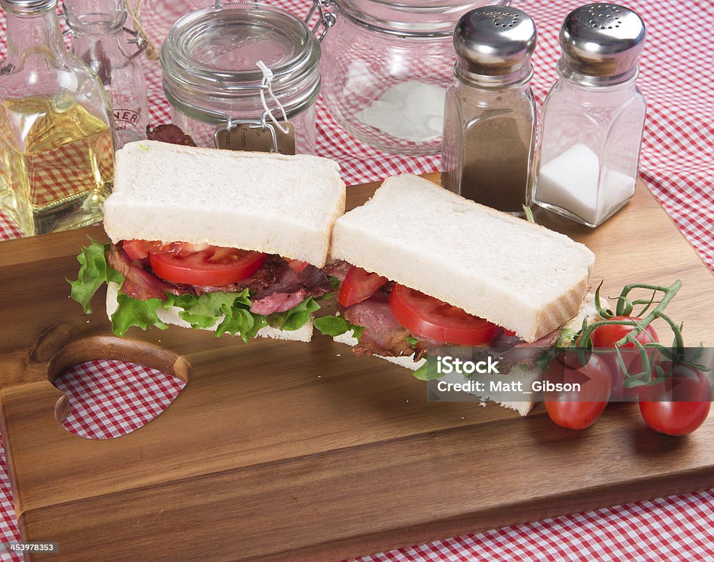 Sanduíche de bacon, alface e tomate fresco em branco na cozinha local - Foto de stock de Alface royalty-free