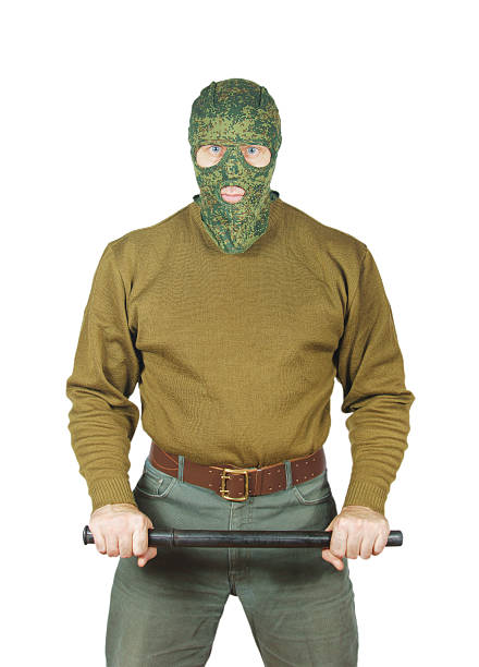 homem forte com um bastão de borracha - pants green camouflage men - fotografias e filmes do acervo