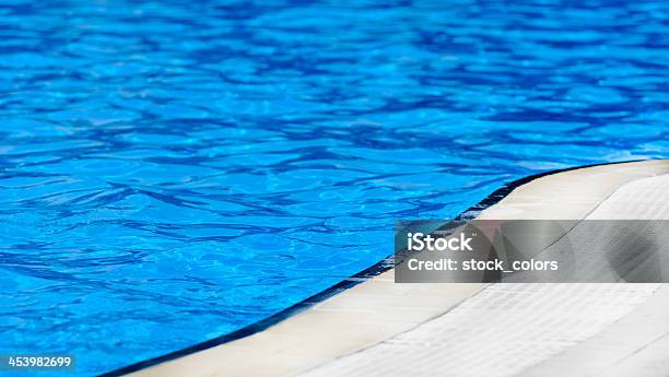 A Bordo Piscina - Fotografie stock e altre immagini di Acqua - Acqua, Ambientazione esterna, Bagnato