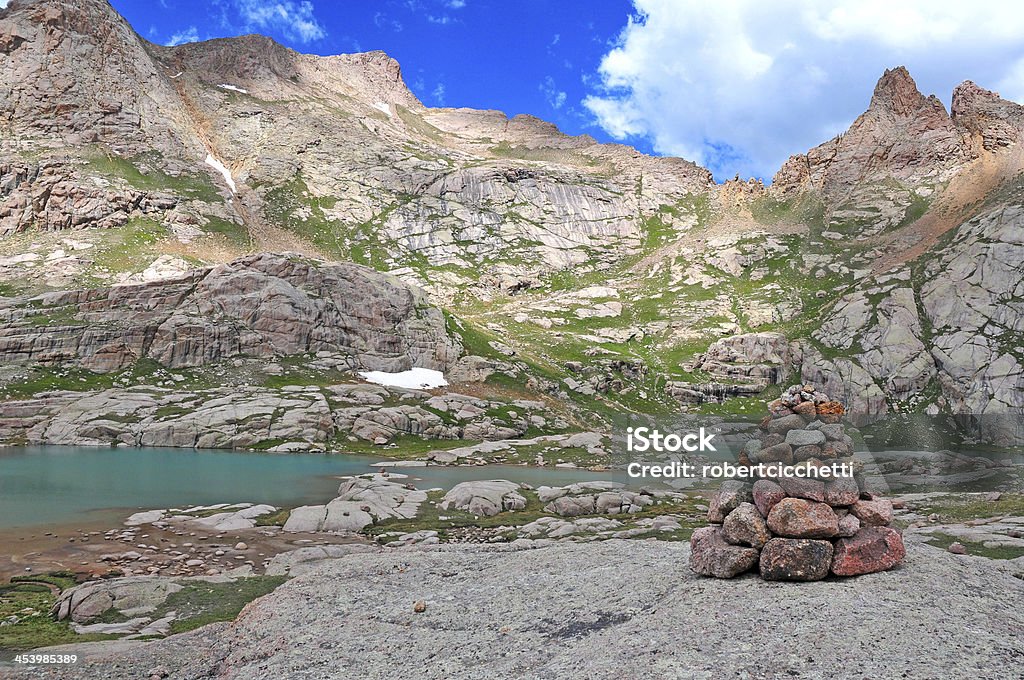 Monte de Pedras Erguido Como Monumento Funerário marcar a rota, Colorado Rockies - Foto de stock de Animal selvagem royalty-free