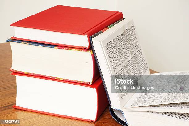 Photo libre de droit de Dictionnaire banque d'images et plus d'images libres de droit de Livre - Livre, Mot, Ouvert
