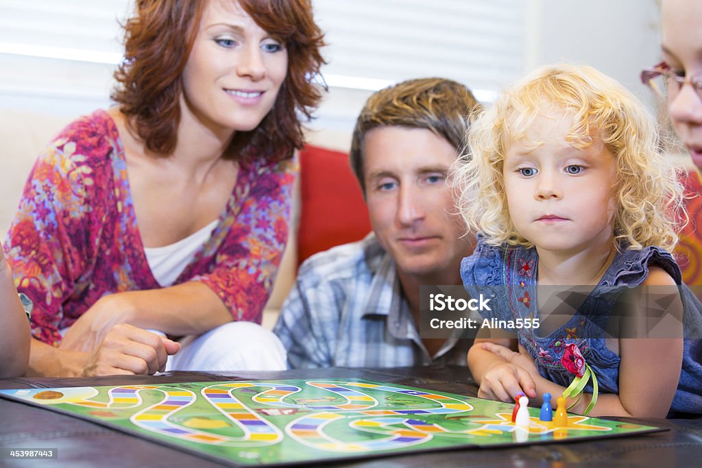 幸せな家族のスタートに、エキサイティングなボードゲーム - 10歳から11歳のロイヤリティフリーストックフォト