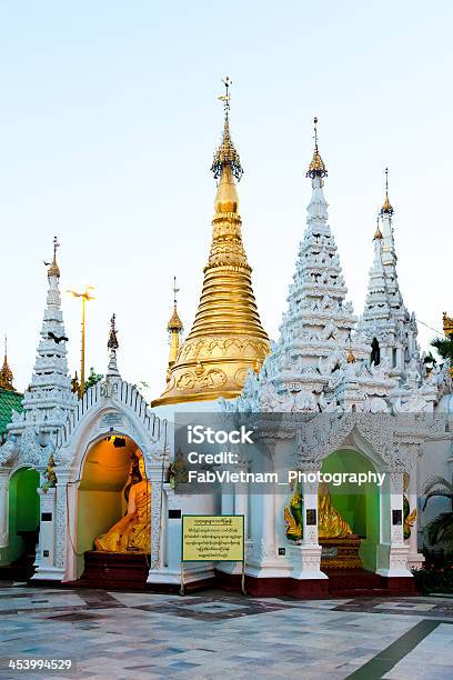 Photo libre de droit de Pavillons Du Complexe De Shwedagon À Yangon Myanmar banque d'images et plus d'images libres de droit de Antique