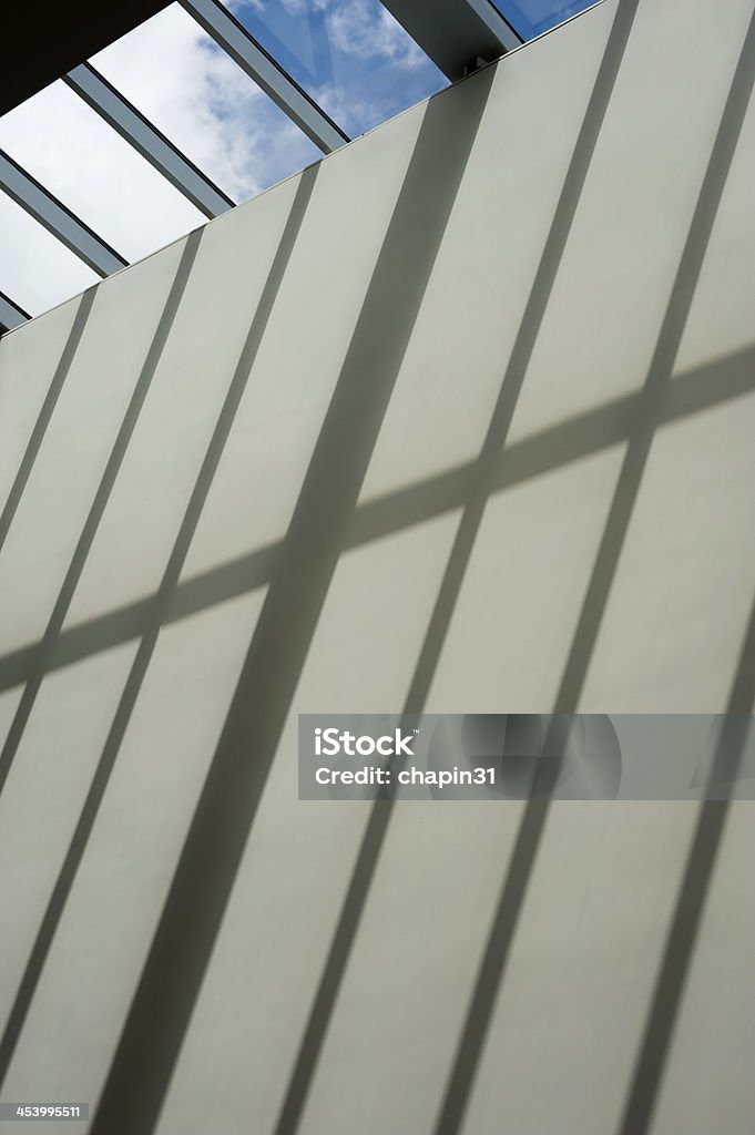 Pared y ventana de sombras - Foto de stock de Cielo libre de derechos