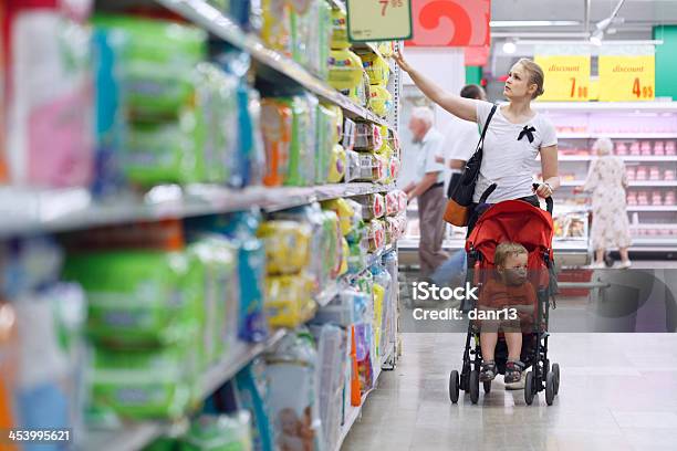 Madre Con El Niño En El Supermercado Foto de stock y más banco de imágenes de Ir de compras - Ir de compras, Venta al por menor, Pañal