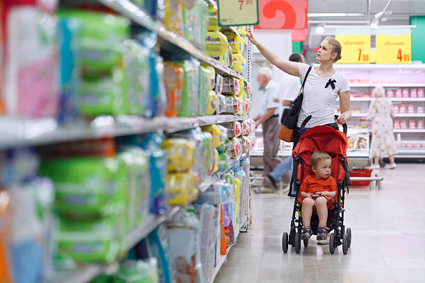 madre con il suo ragazzo al supermercato - baby goods foto e immagini stock