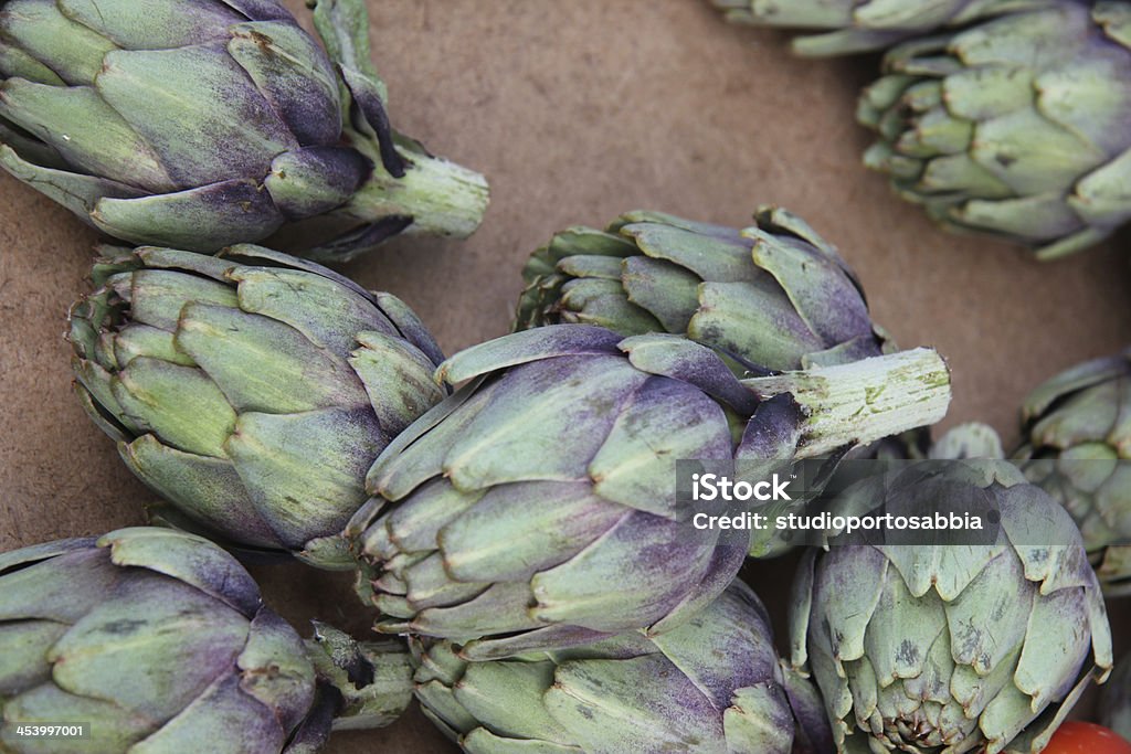 Carciofi freschi in un mercato francese - Foto stock royalty-free di Affari